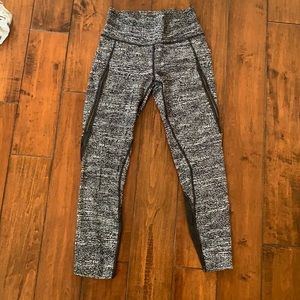 Black and white Lulu Lemon leggings, size 4